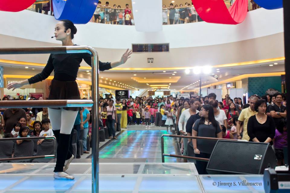 Prima ballerina Lisa Macuja-Elizalde conducts a lecture-demonstration before a performance of Ballet Manila at Fisher Mall. Photo by Jimmy Villanueva