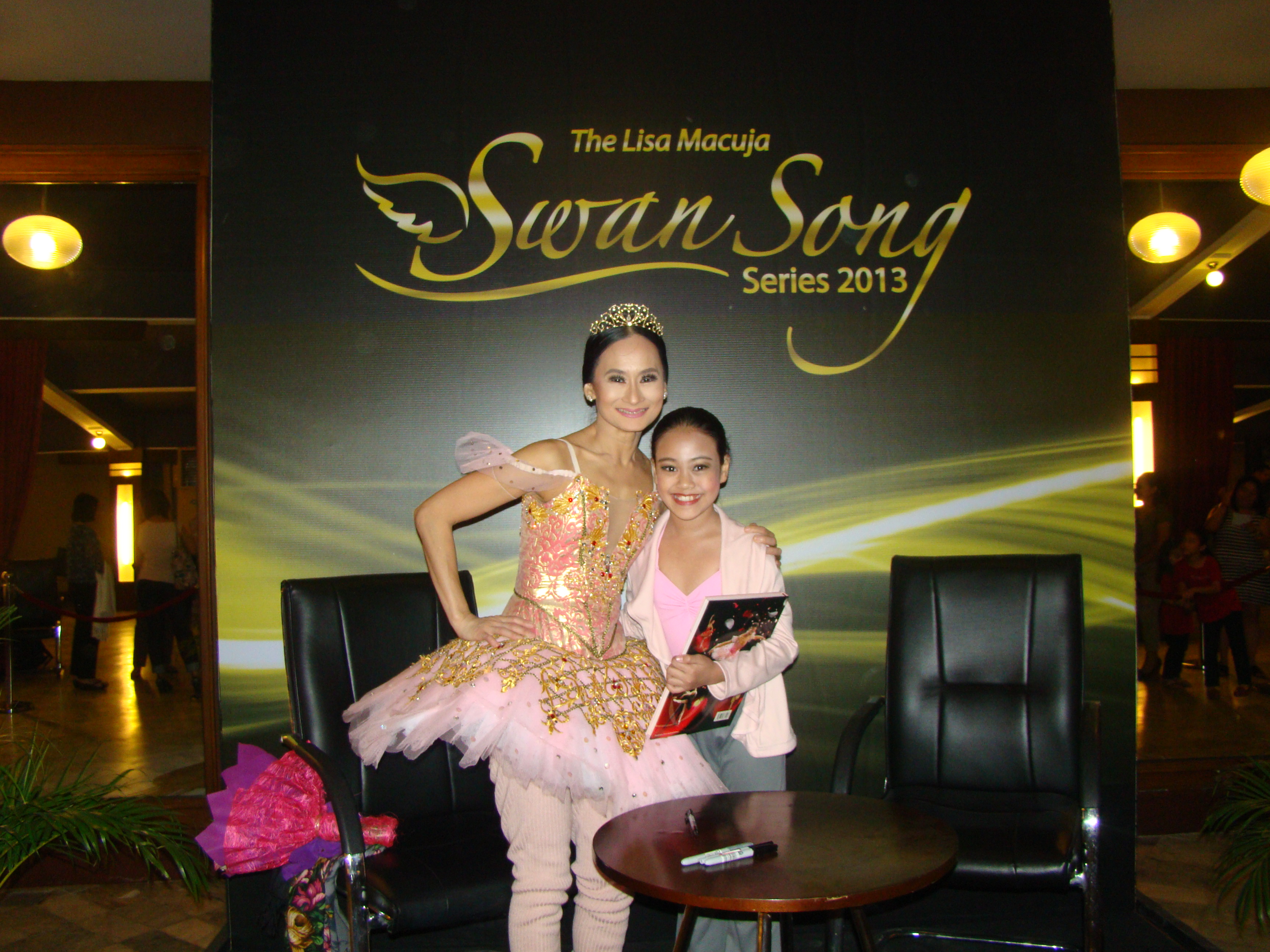 Ashley made sure she got an autograph from her idol and mentor, prima ballerina Lisa Macuja-Elizalde, after the latter’s Swan Song Series performance in 2013.